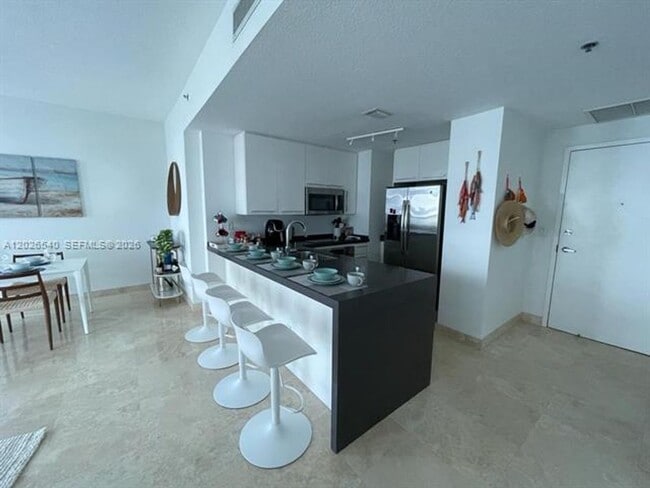 Building Photo - 6515 Collins Ave