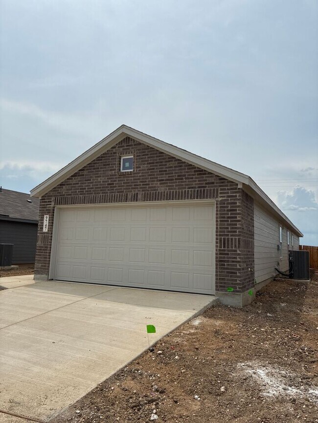 Building Photo - Charming 4 beds 2 baths in San Antonio!