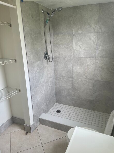 shower/linen closet - 8 SE 19th Ave