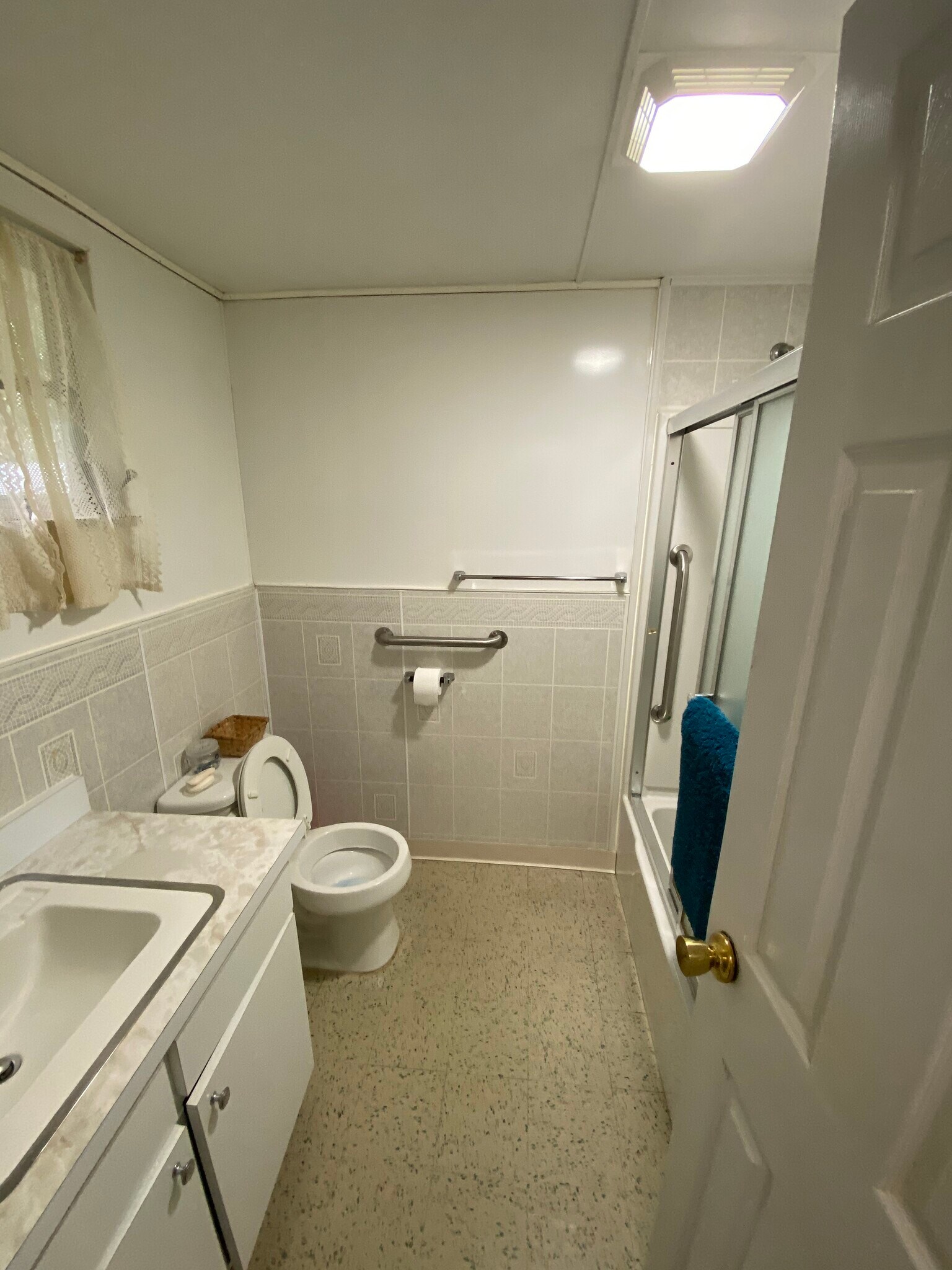 Bathroom - 1816 Co Rd 432