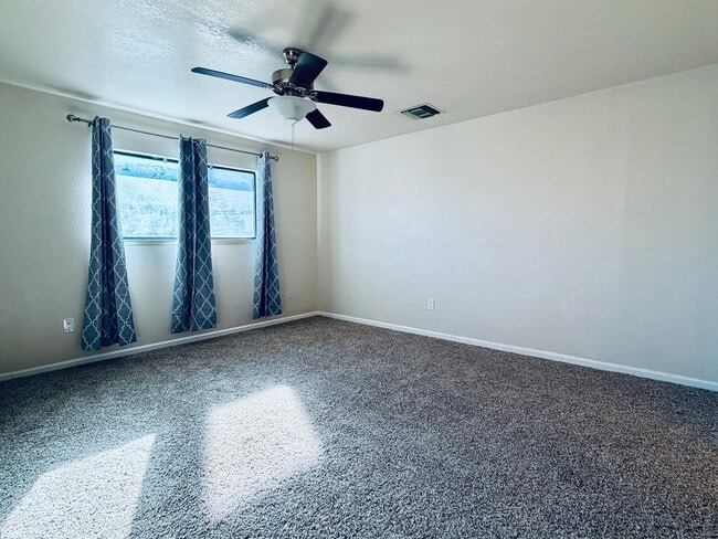 Building Photo - AVAILABLE NOW!!