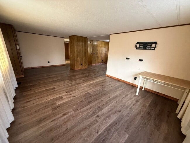 Building Photo - 4 Bed 2 Bath Home with 2 Car Garage, Large Private Fenced Yard. Lander, WY