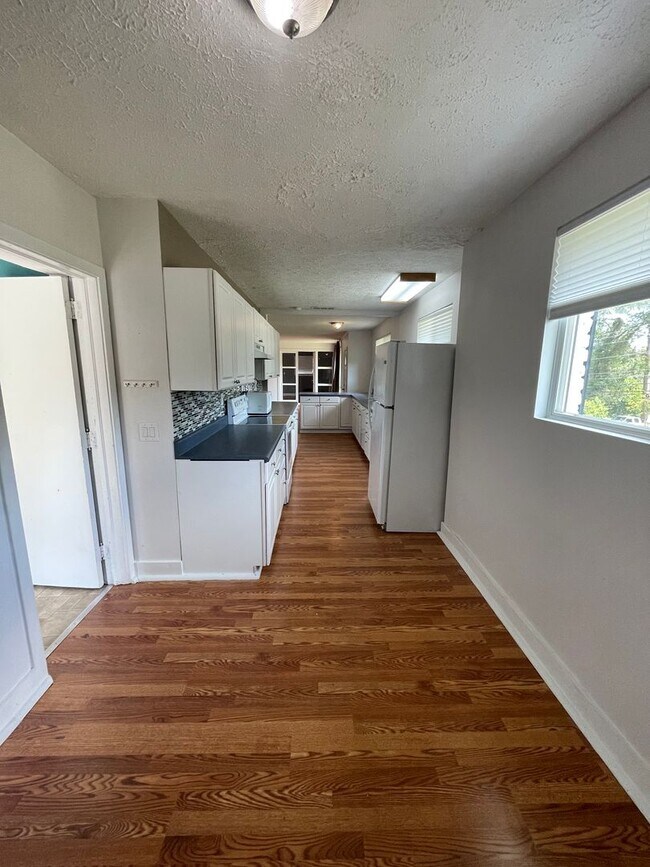 Building Photo - 3 Bedroom / 2 Bath Home Near Campus!