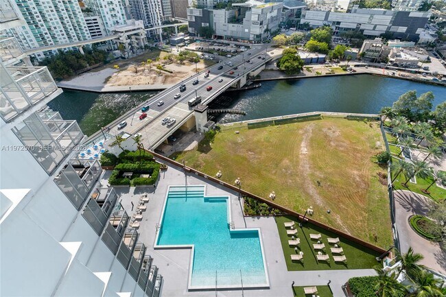 Building Photo - 350 S Miami Ave