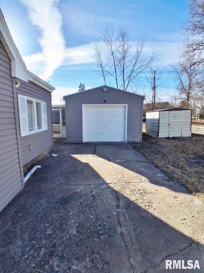 Building Photo - 2022 W Richwoods Blvd
