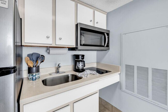 Building Photo - 647 N Creekside Dr