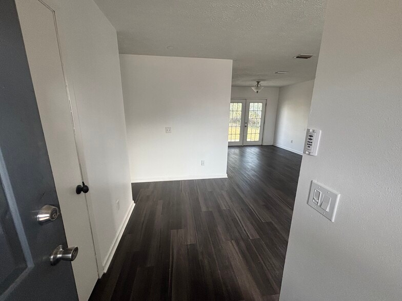 Building Photo - 906 N Church Ave