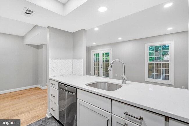 Building Photo - 2540 S Walter Reed Dr