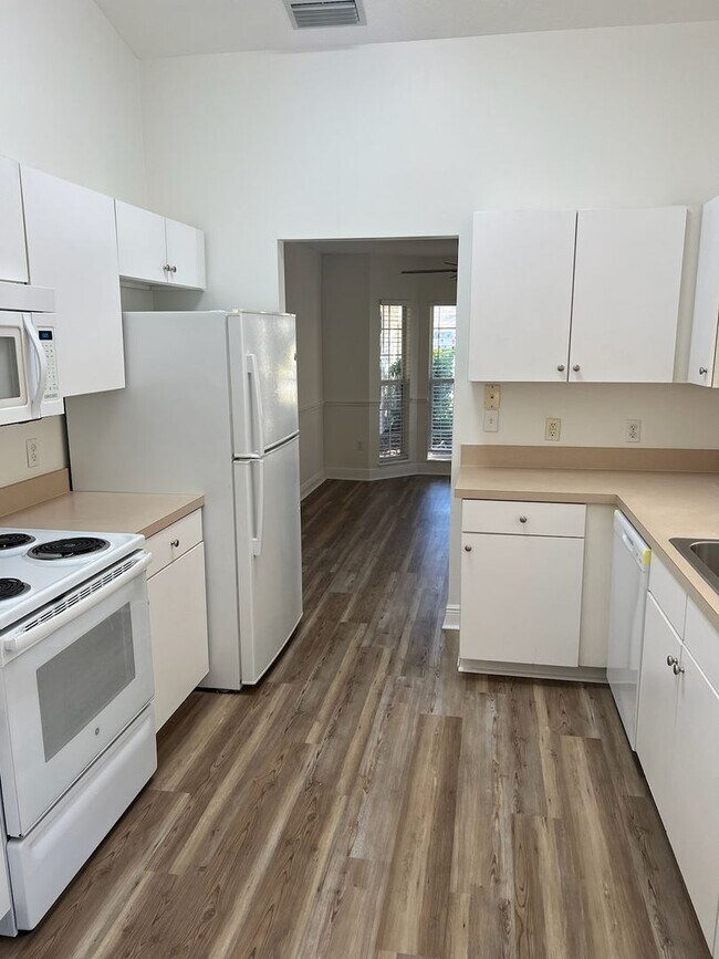 Building Photo - Newly renovated - Close to UF Health Shands, VA and Vet School!