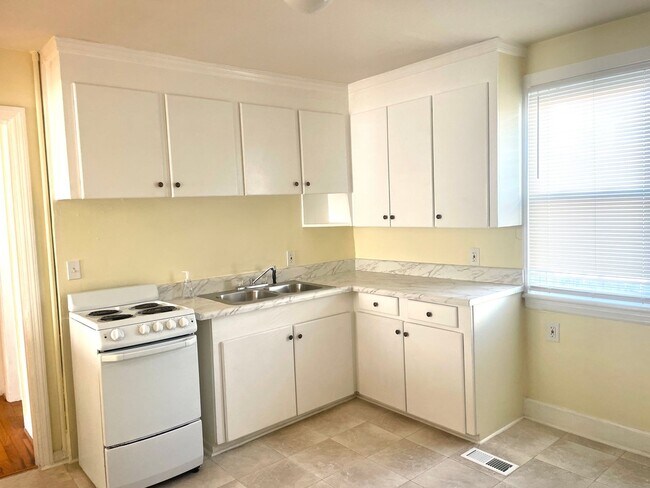 Building Photo - Sunny and Charming Beach Apartment For Rent!