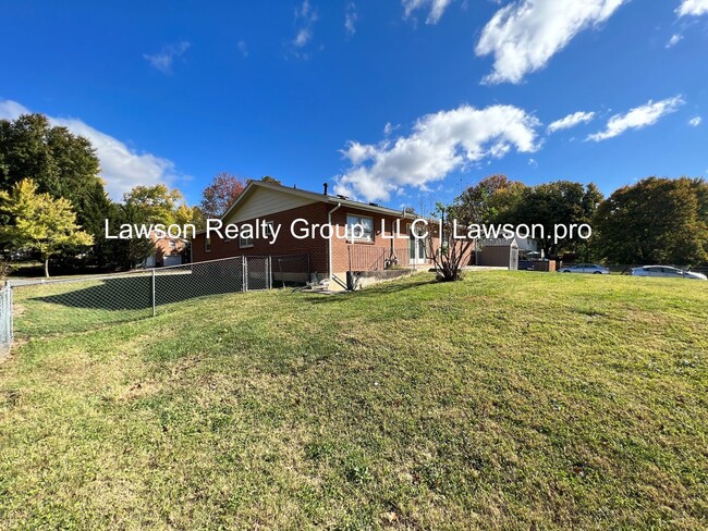 Building Photo - Three Bedroom Brick Ranch with Fenced Yard...