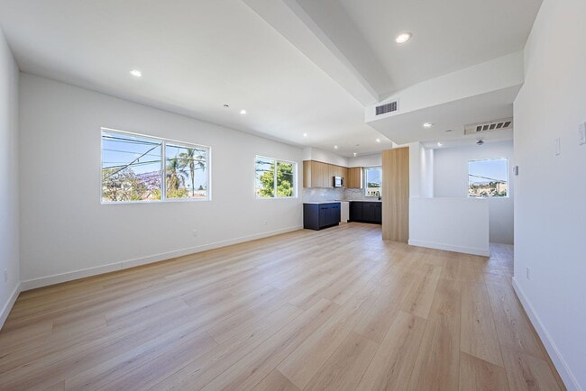 Building Photo - 2847 S Victoria Ave