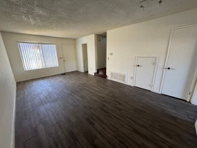 Building Photo - 2 bed - 1.5 bath townhouse