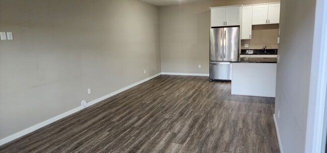 Building Photo - Beautiful 2 Bedroom 1 Bath End Unit Townhouse