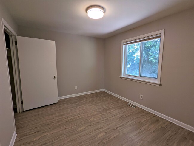Building Photo - 3906 Lexington Dr