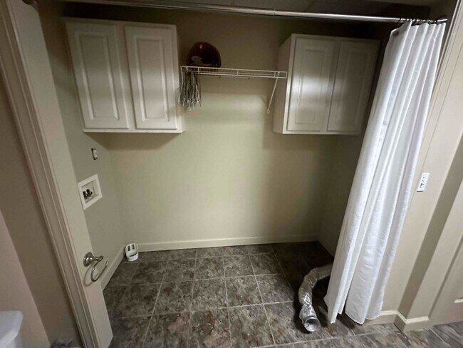 Building Photo - 691 Bear Creek Rd