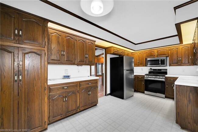 Building Photo - 2411 S 46th St