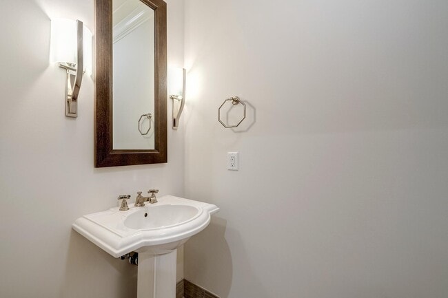 Building Photo - 6900 Fleetwood Rd