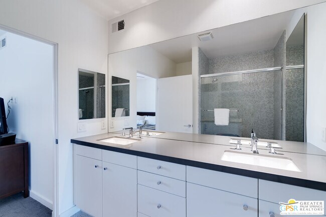 Building Photo - 870 E Palm Canyon Dr