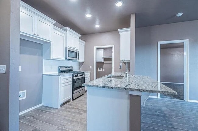 Building Photo - 1706 Highland Loop