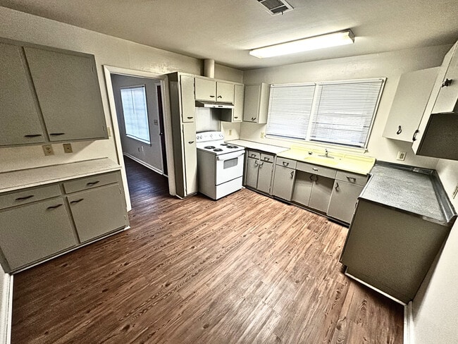 Building Photo - 125 Rosewood Dr