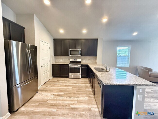 Building Photo - 8819 Straight Oaks