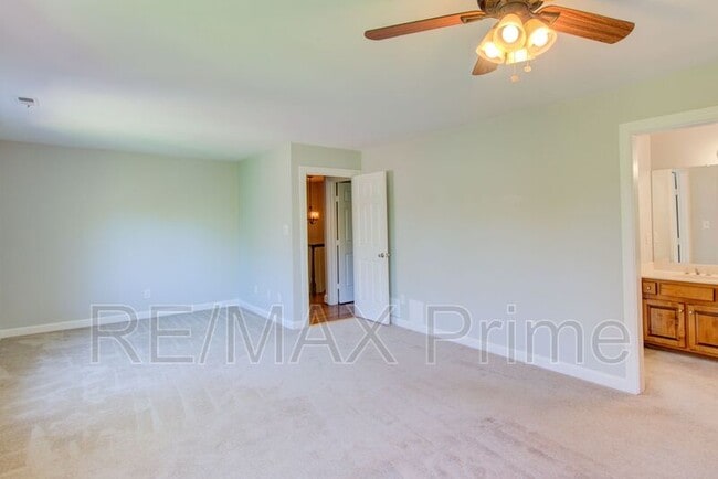 Building Photo - 1229 Llewellyn Ave