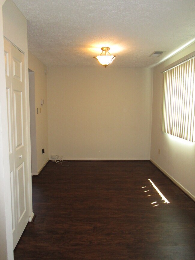 Building Photo - Gorgeous 3 BR/1.5 BA EOG Townhome in Pasad...