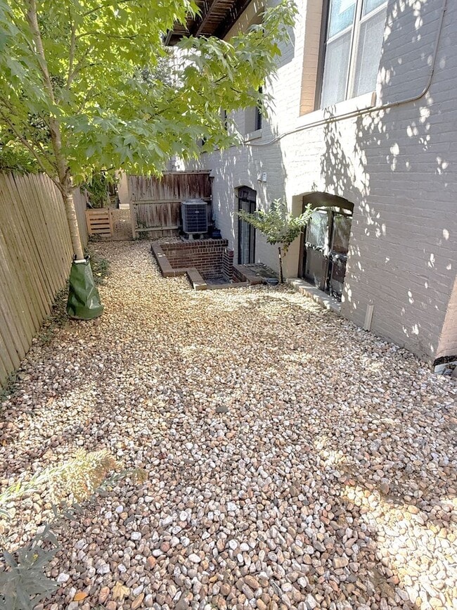 Building Photo - 2 Level, 2 Bedroom Hidden Gem in Dupont!