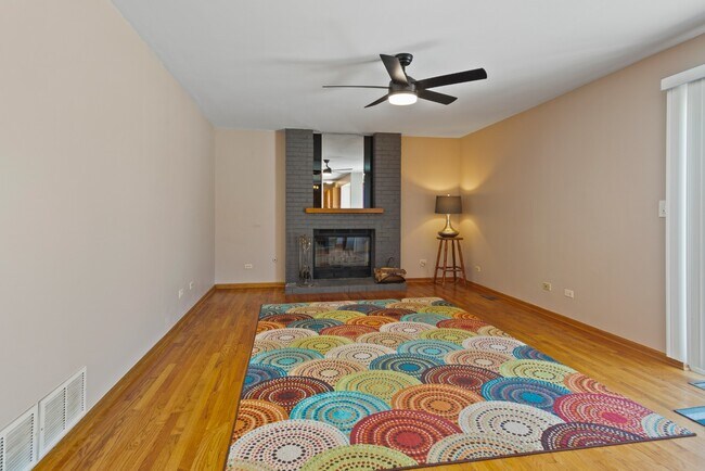 Building Photo - 4 Bed / 2.5 Bath Single-Family Home for Rent in Mundelein | Available ASAP