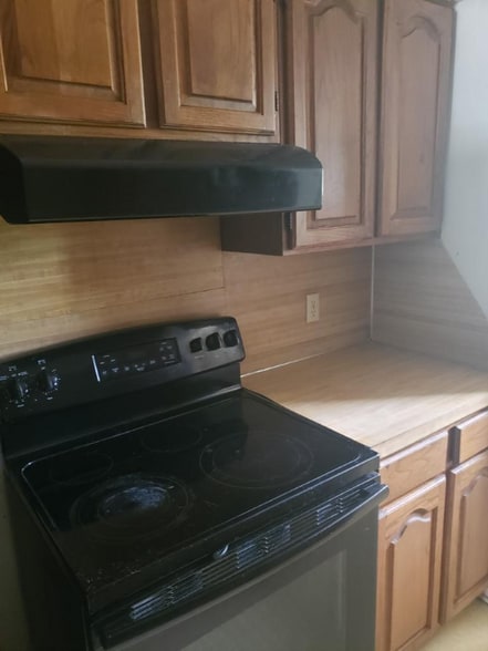 Building Photo - 1008 W 2nd St