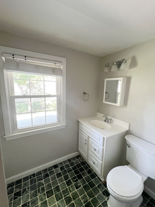 Building Photo - SEE IT NOW: Elegant Home in Prairie Village with Spacious Yard!