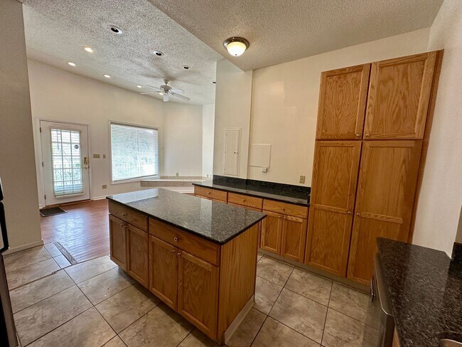 Building Photo - 3 BED | 2 BATH | GATED BACKYARD | THOMAS S...