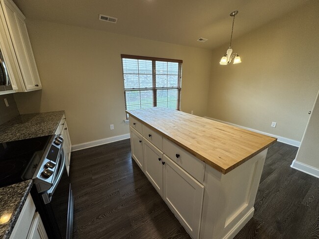Building Photo - 2467 Bell Manor Dr SW