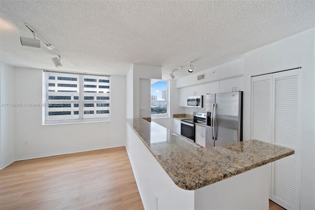 Building Photo - 1111 Brickell Bay Dr