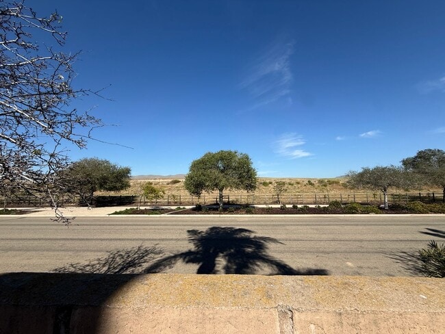 Building Photo - Beautiful River Oaks Large Two Story Home With Three Car Garage