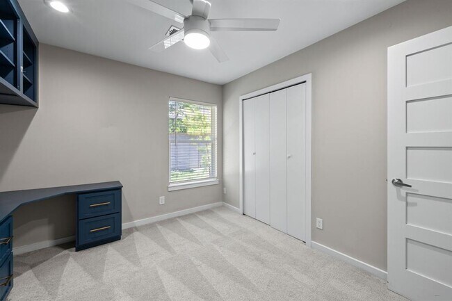 Building Photo - 6707 Columbia Dr
