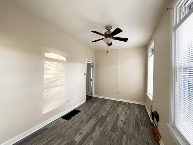 Building Photo - 1104 Barrett St