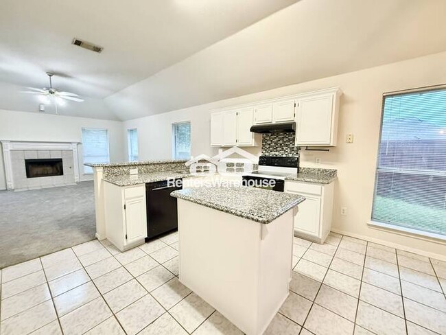 Building Photo - Ready for Move-In! Established neighborhoo...