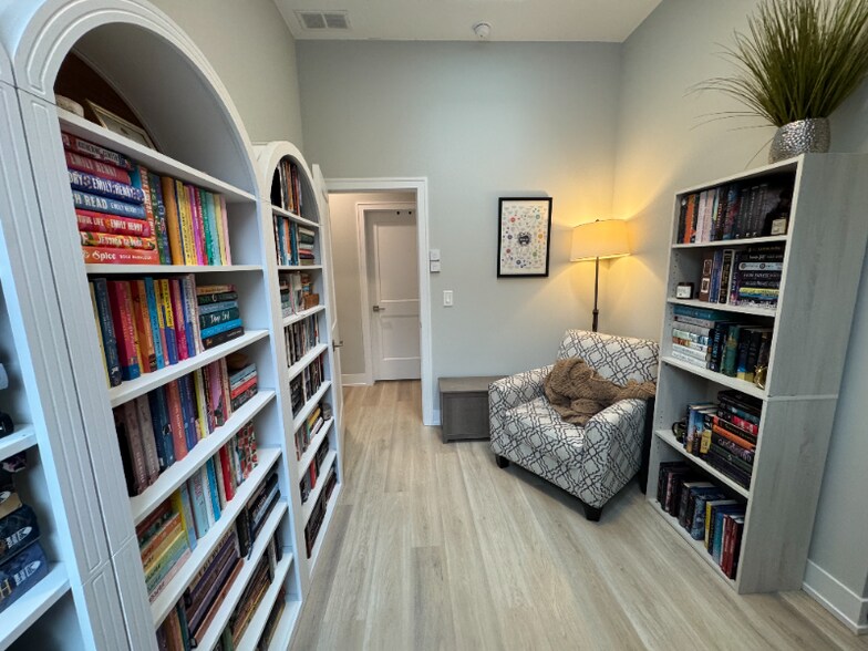 Building Photo - 1535 N Maplewood Ave