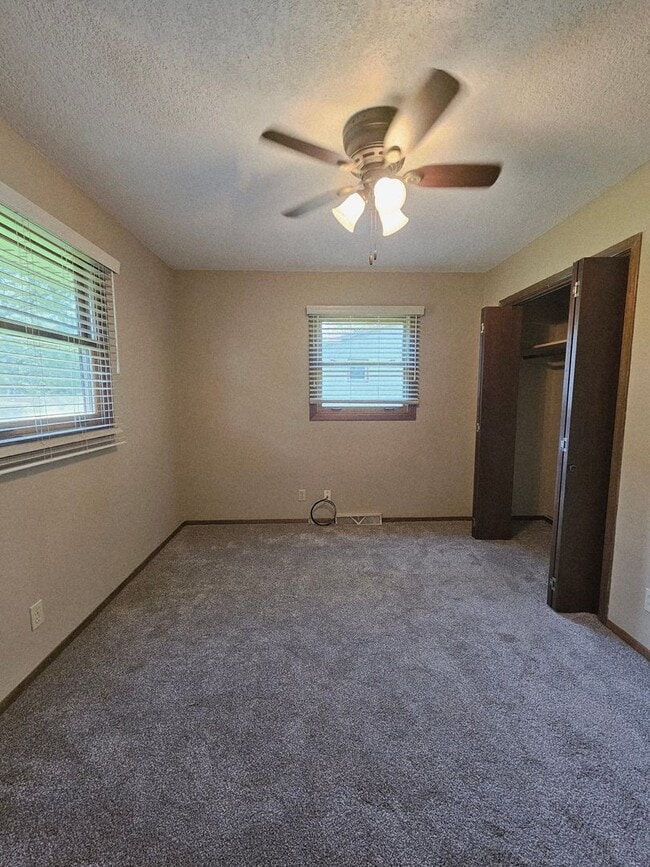 Building Photo - 2 BEDROOM | 1 BATH | SINGLE LEVEL | GARAGE...