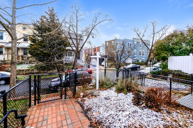 Building Photo - 314 14th Pl NE