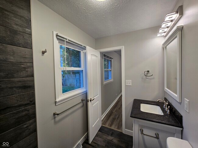 Building Photo - 2115 Dawnshire Dr