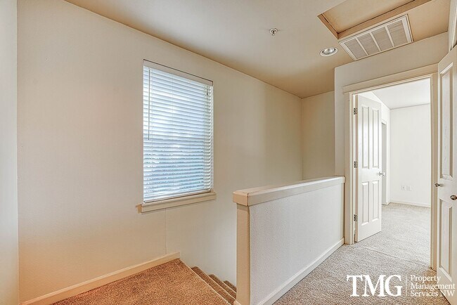 Building Photo - Low Maintenance, High Enjoyment in Salmon Creek!