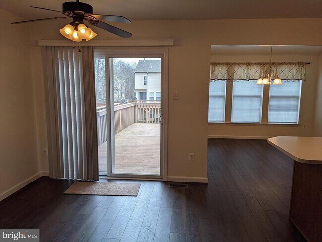 Building Photo - 625 Village Ct