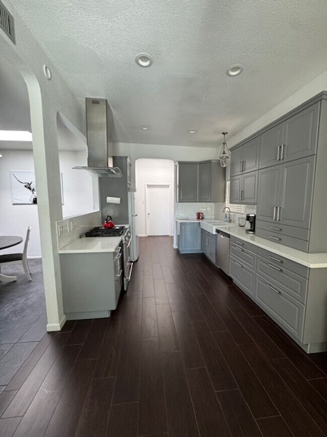 Building Photo - Northwest-3 bedroom/ 2 bathroom single family home w/ pool!