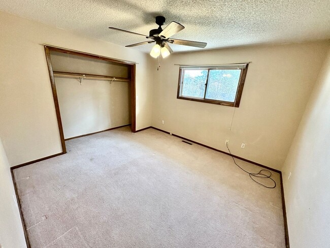 Building Photo - Large 3 bedroom house in the Heights! (Items will be removed)