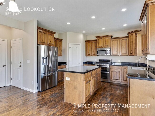 Building Photo - 3003 E Lookout Dr