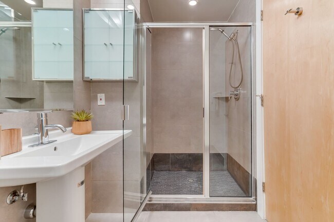 Building Photo - Logan Circle Condo | 2 Bed | 2 Bath | 1,000 Sf | 1 Garage Parking Space Available for Rent