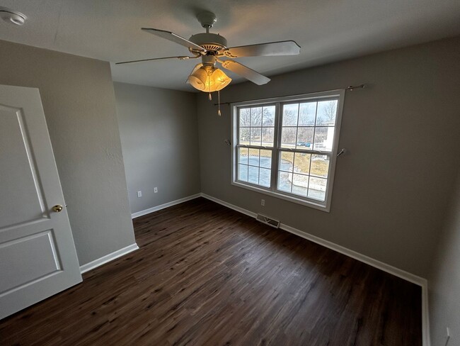 Building Photo - Cozy 2-Bedroom Condo in Exclusive Beachfro...